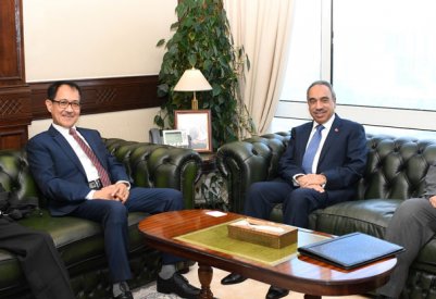 وزير الأشغال يبحث الاستفادة من الخبرات الفلبينية في الزراعة