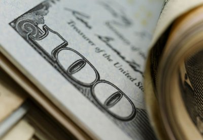 لماذا هبط الدولار الأميركي من أعلى مستوى في أسبوعين؟