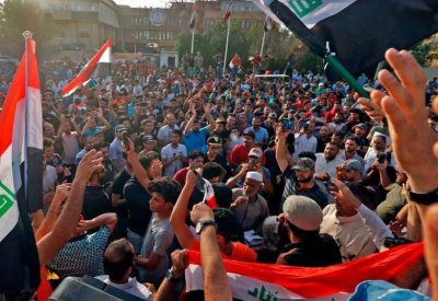 احتجاجات العراق توجه "صفعة جديدة" للنظام الإيراني