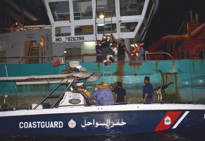 قائد خفر السواحل : تقديم المساعدة والدعم لأحدى الحفارات المحلية بعد تسرب المياه بداخله