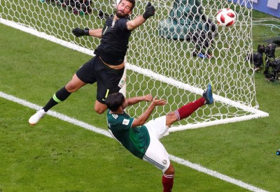 ليفربول يقدم عرضاً قياسياً لضم الحارس أليسون