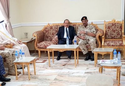 القائد العام لقوة الدفاع يزور السفارة اليمنية ويقدم واجب العزاء في استشهاد الملحق العسكري اليمني