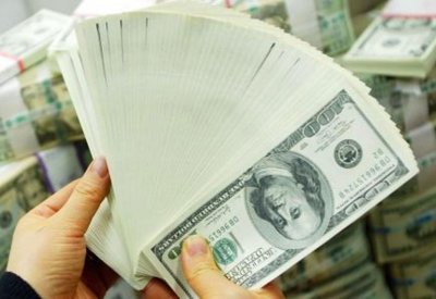 المستثمرون يراهنون على قوة الدولار في الأجل الطويل