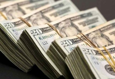 الدولار دون أعلى مستوى في عام