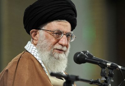 خامنئي يدعم تهديدات روحاني بوقف صادرات النفط من الخليج