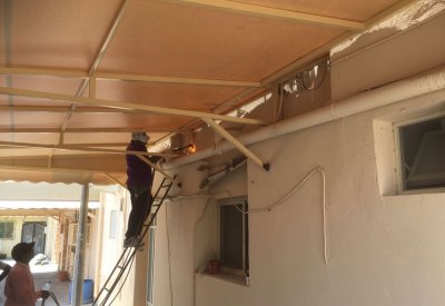 بلدية "الجنوبية" تزيل مخالفات تشغل الطريق العام  