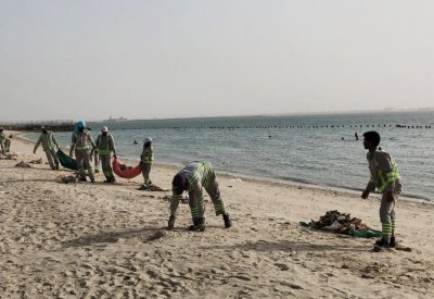 بلدية المحرق تنفذ حملة تنظيف في ساحل الحوض الجاف
