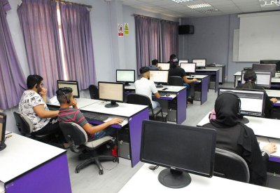 بدء امتحانات القبول في البرامج النظامية بمعهد البحرين للتدريب