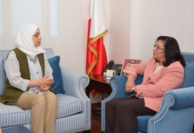 وزيرة الصحة تتسلم رسالة ماجستير من مشرفة تمريض بوحدة الولادة