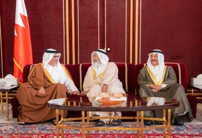 سمو ولي العهد يرحب برواد مجلسه الأسبوعي