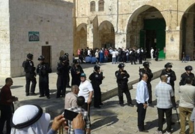 إسرائيل تطرد المصلين.. وتغلق أبواب المسجد الأقصى