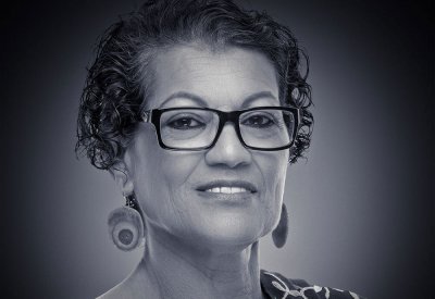 وفاة الفنانة والشاعرة البحرينية سامية انجنير 