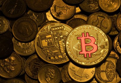 "بيتكوين" تصعد 10% وتتصدر مكاسب العملات الرقمية