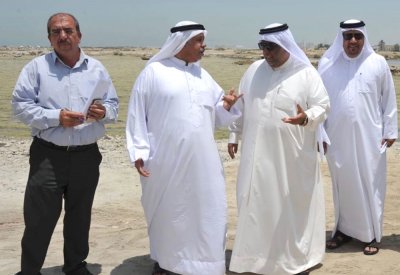 مدير عام بلدية المحرق يتفقد أعمال التنظيف على ساحل الدير
