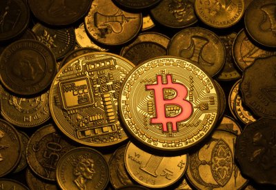 "بيتكوين" تصعد 10% وتتصدر مكاسب العملات الرقمية