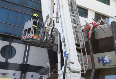 (الدفاع المدني) ينفذ تمريناً وهمياً بأحد الفنادق بمشاركة 24 ضابطاً وفرداً و6 آليات