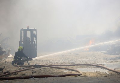 بالصور : الدفاع المدني يباشر عملية اخماد حريق اندلع في منطقة "السكراب"