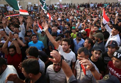 العراق.. تجدد التظاهرات أمام مجلس محافظة البصرة