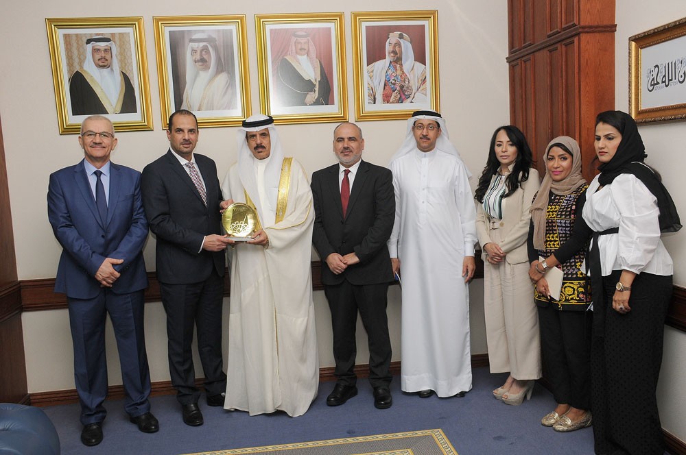 وزير التربية يُطلع جامعة عجمان على جهود البحرين لتطوير التعليم العالي