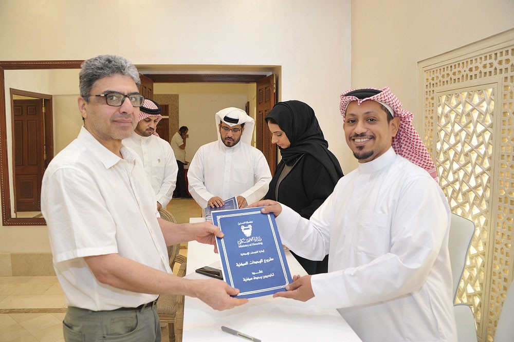 "الإسكان" تبدأ بتوزيع مشروع اللوزي على المستفيدين