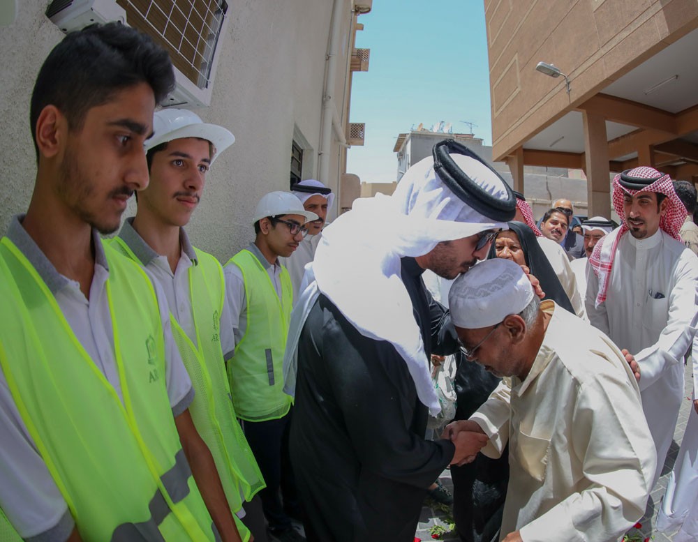 خالد بن حمد يشيد بطاقات الطلبة ويوجه باعتماد تطبيق مبادرة #ديرتك_اولى في جميع مدارس البحرين