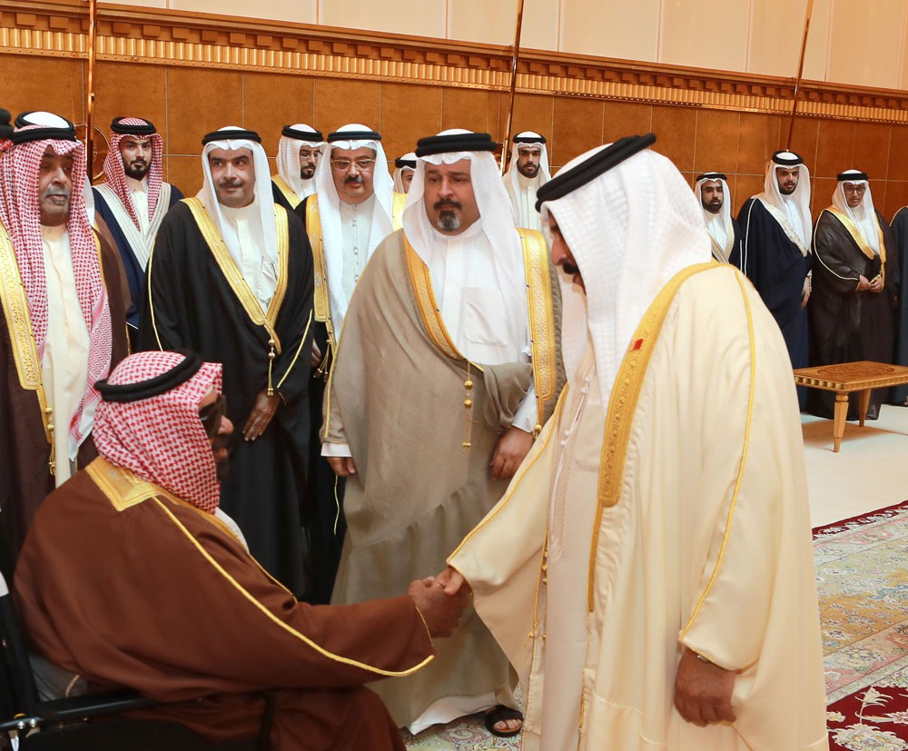 جلالة الملك يستقبل وزير المالية وأبناء وأحفاد الشيخ محمد بن حمد آل خليفة