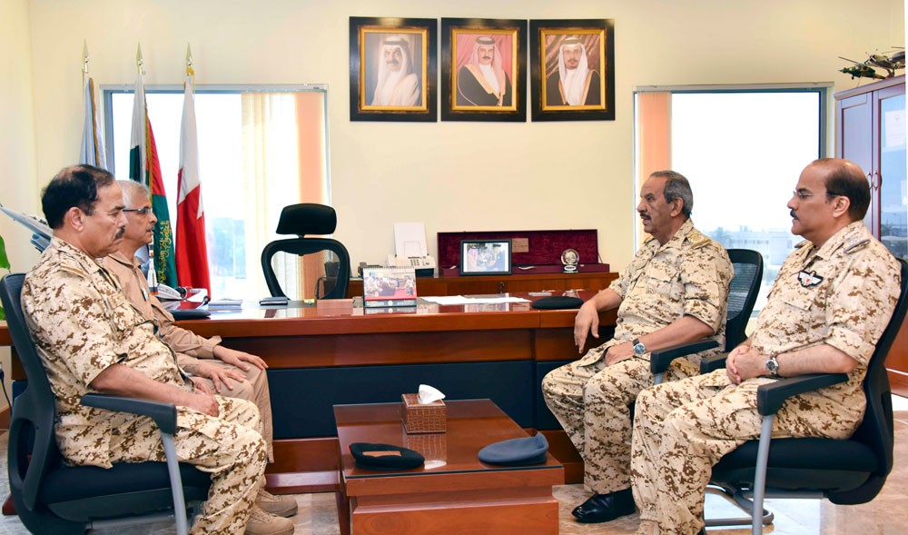 القائد العام يقوم بزيارة تفقدية إلى عدد من أسلحة ووحدات قوة الدفاع