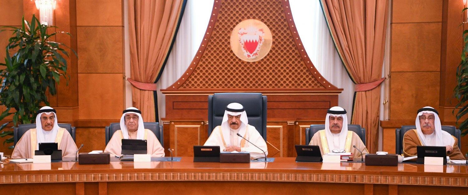 رئيس الوزراء: دراسة المواضيع التي تتعلق بالنشاط التجاري ودفع نماء الأعمال التجارية