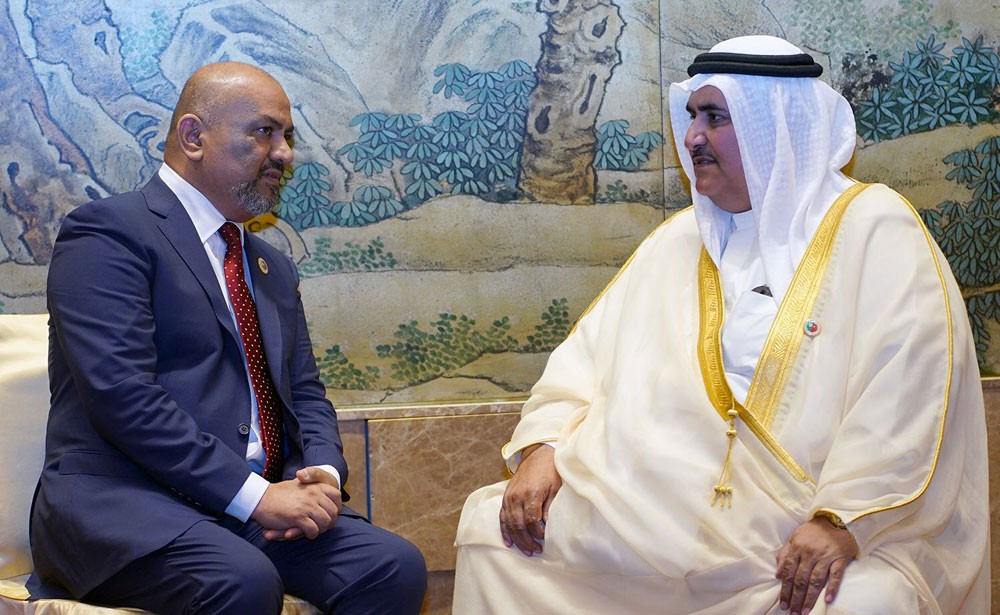 وزير الخارجية يجتمع مع وزير خارجية اليمن ويؤكد دعم البحرين في تثبيت الشرعية