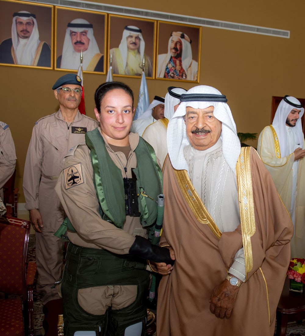 سمو رئيس الوزراء يشهد اول طلعة جوية للشيخة عائشة بنت راشد بطائرة قتالية