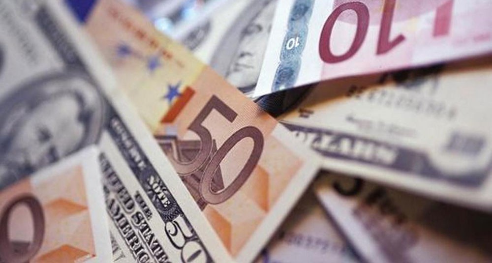 اليورو يهبط مع صعود الدولار بفعل توقعات أسعار الفائدة وانحسار التوترات التجارية