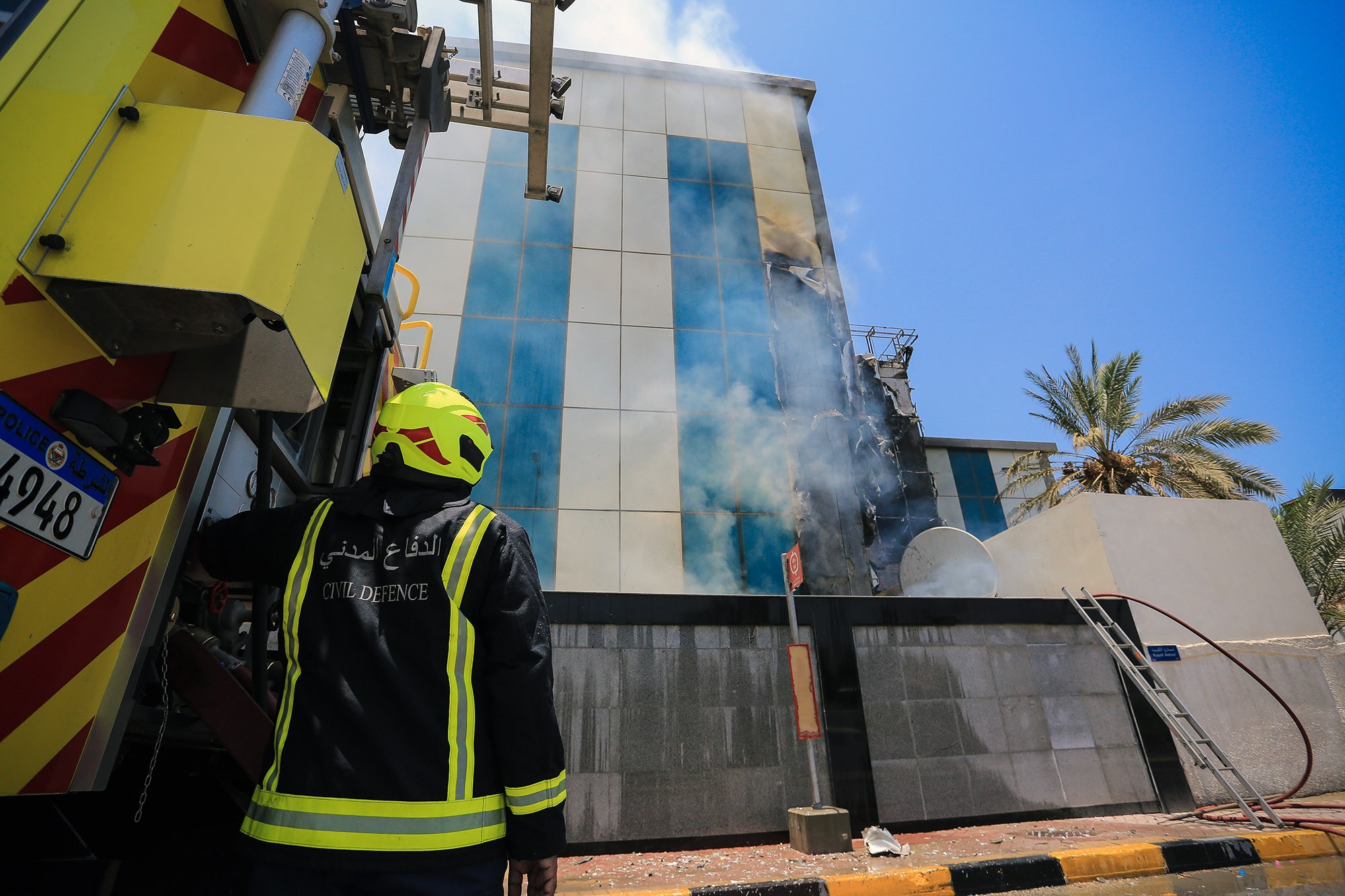 بالصور : الدفاع المدني يخمد حريقاً اندلع في مبنى تابع لإحدى الشركات بمنطقة "بو عشيرة"