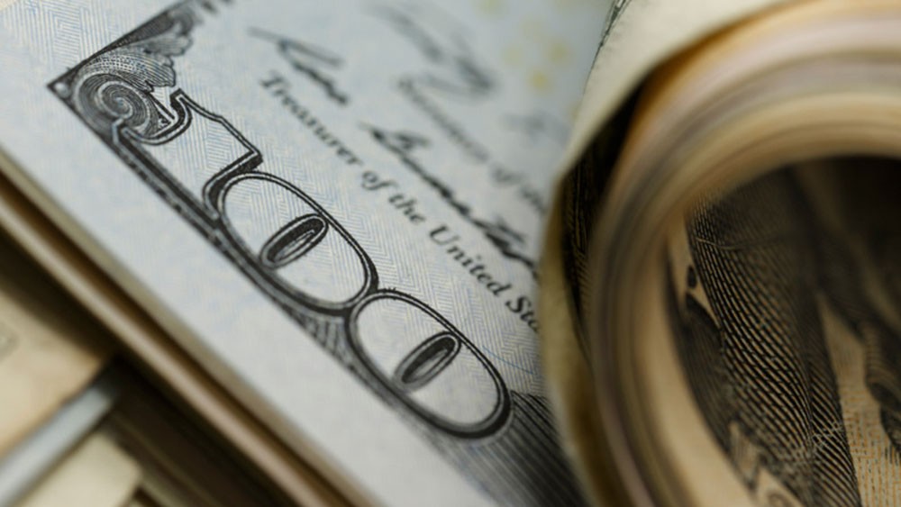 لماذا هبط الدولار الأميركي من أعلى مستوى في أسبوعين؟