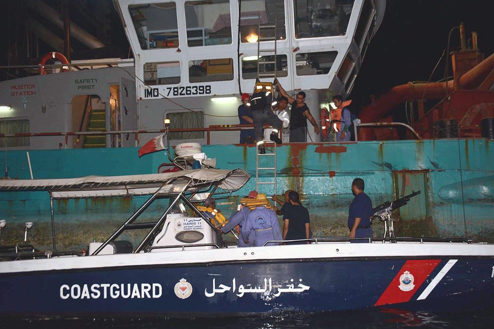 قائد خفر السواحل : تقديم المساعدة والدعم لأحدى الحفارات المحلية بعد تسرب المياه بداخله