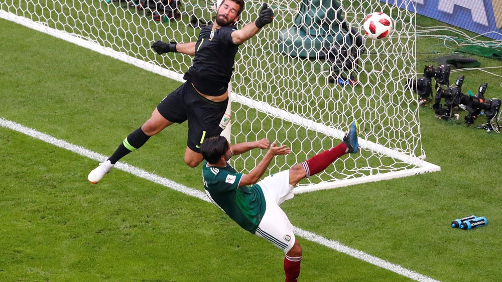 ليفربول يقدم عرضاً قياسياً لضم الحارس أليسون