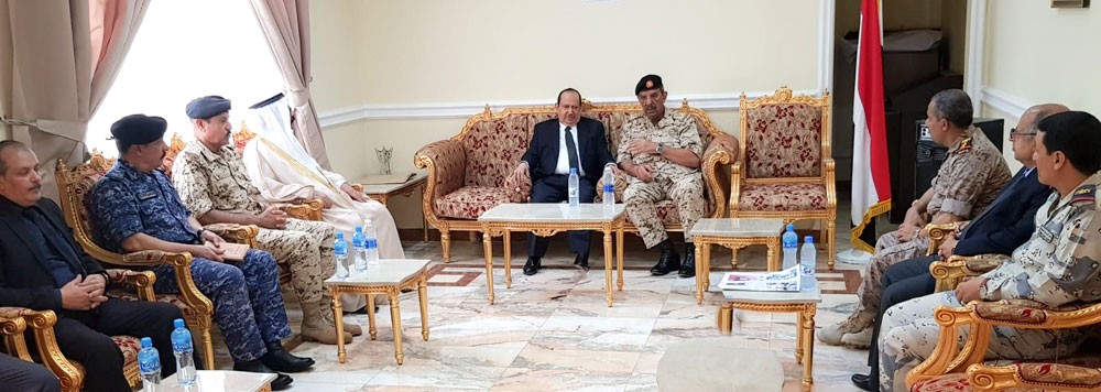 القائد العام لقوة الدفاع يزور السفارة اليمنية ويقدم واجب العزاء في استشهاد الملحق العسكري اليمني