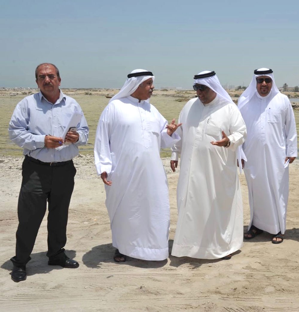 مدير عام بلدية المحرق يتفقد أعمال التنظيف على ساحل الدير