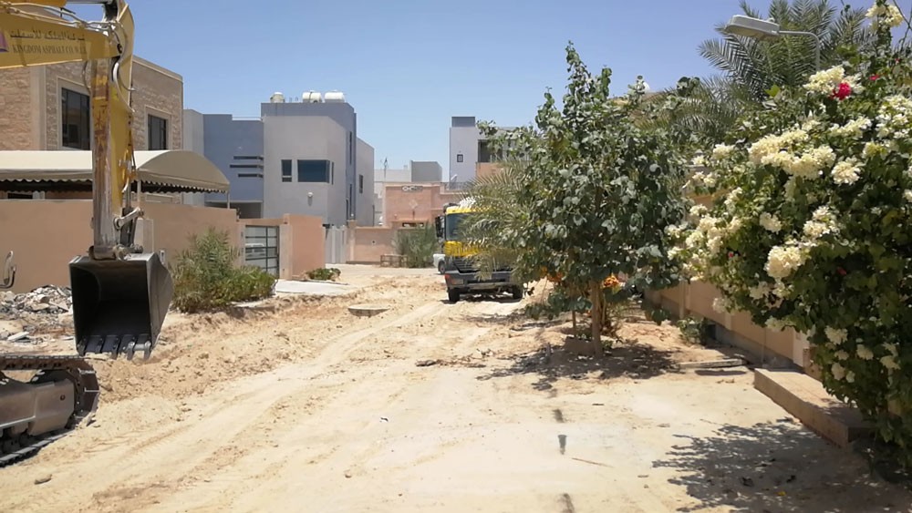 "الأشغال" تبدء تنفيذ مشروع رصف الطرق الترابية بمجمع 1044 في شهركان