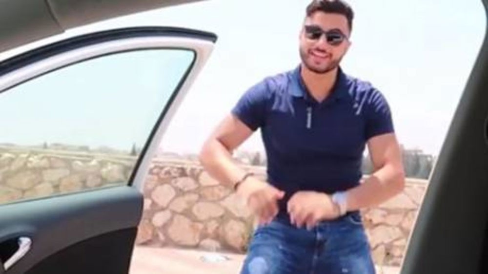 تحدي كيكي.. تغريم مصري رقص خارج سيارته