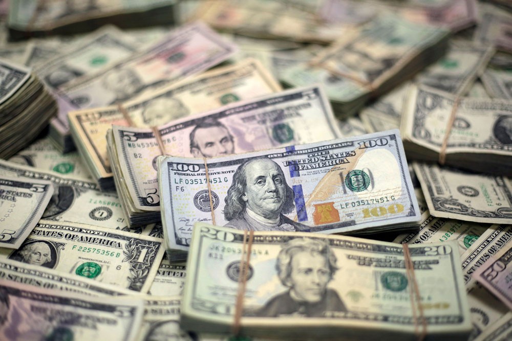 الدولار يتأرجح أمام الين بعد تعديل بنك اليابان سياسته