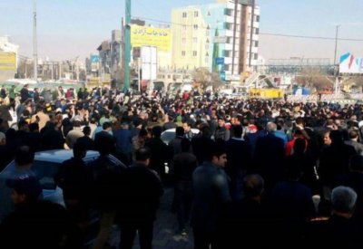 إيران.. مظاهرات عارمة واشتباكات عنيفة مع الأمن