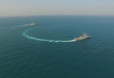 إيران تستعد لمناورات إغلاق مضيق هرمز.. وأميركا تتابع