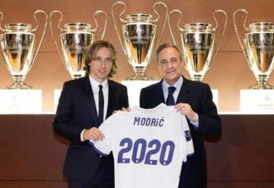 بيريز رداً على انتقال مودريتش: فسخ عقده 750 مليوناً