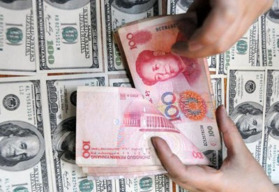 ضغوطات ترمب على بكين تهبط بالعملة لأدنى سعر بـ14 شهرا