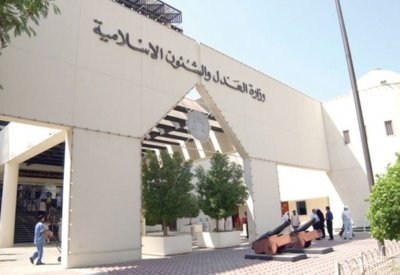 بدء محاكمة عصابة تزرع وتجلب وتبيع المخدرات في المملكة بينهم سيدة