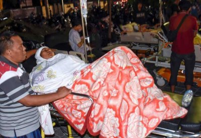 عشرات القتلى في زلزال روّع الإندونيسيين والسياّح