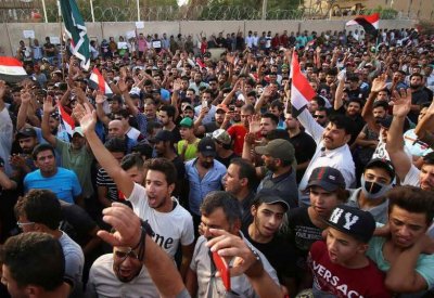 زعماء عشائر ورجال دين بين مئات المتظاهرين في البصرة