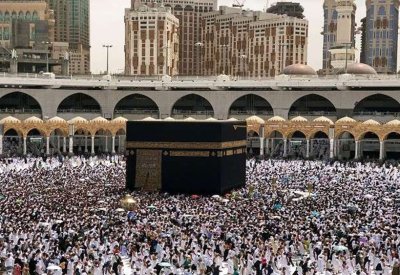 شاهد بالصور.. استعراض كسوة الكعبة المشرفة لهذا العام