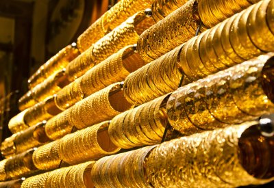الذهب يتخلى عن مكاسبه المبكرة مع ارتفاع الدولار