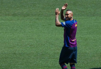 فيدال يستفز ناديه السابق ويقول: قميص برشلونة أهم منكم